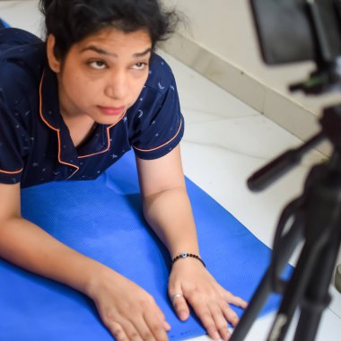 Asyalı akıllı çocuk Lodhi Garden Delhi 'de yoga pozu veriyor, çocuk yoga pozu. Yoga ve meditasyon yapan küçük çocuk..