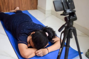 Asyalı akıllı çocuk Lodhi Garden Delhi 'de yoga pozu veriyor, çocuk yoga pozu. Yoga ve meditasyon yapan küçük çocuk..