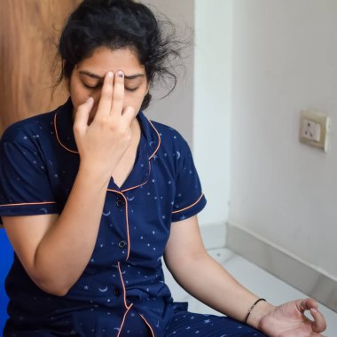 Asyalı akıllı çocuk Lodhi Garden Delhi 'de yoga pozu veriyor, çocuk yoga pozu. Yoga ve meditasyon yapan küçük çocuk..