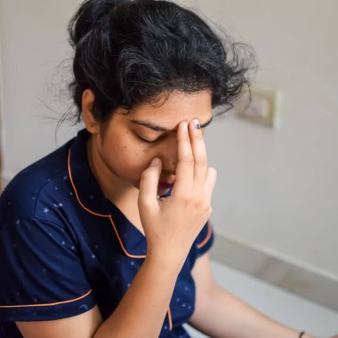 Asyalı akıllı çocuk Lodhi Garden Delhi 'de yoga pozu veriyor, çocuk yoga pozu. Yoga ve meditasyon yapan küçük çocuk..