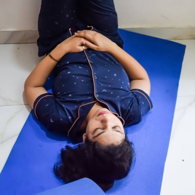 Asyalı akıllı çocuk Lodhi Garden Delhi 'de yoga pozu veriyor, çocuk yoga pozu. Yoga ve meditasyon yapan küçük çocuk..