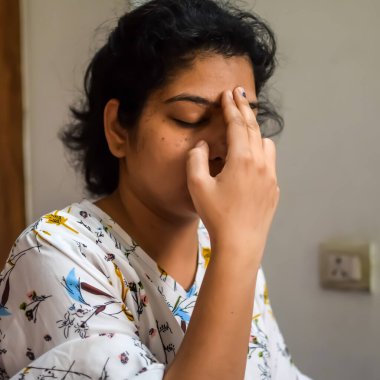 Asyalı akıllı çocuk Lodhi Garden Delhi 'de yoga pozu veriyor, çocuk yoga pozu. Yoga ve meditasyon yapan küçük çocuk..