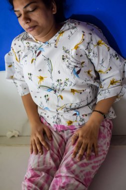 Asyalı akıllı çocuk Lodhi Garden Delhi 'de yoga pozu veriyor, çocuk yoga pozu. Yoga ve meditasyon yapan küçük çocuk..