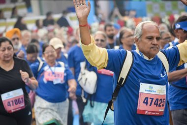 Yeni Delhi, Hindistan - 20 Ekim 2024 - Vedanta Delhi Yarı Maraton yarışına katılan yaşlılar maraton katılımcılarının bitiş çizgisini geçmek üzere oldukları Delhi Yarı Maratonu 2024