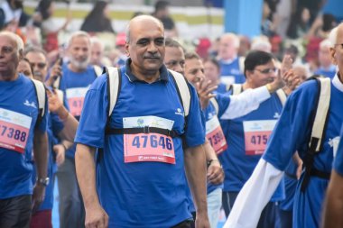 Yeni Delhi, Hindistan - 20 Ekim 2024 - Vedanta Delhi Yarı Maraton yarışına katılan yaşlılar maraton katılımcılarının bitiş çizgisini geçmek üzere oldukları Delhi Yarı Maratonu 2024