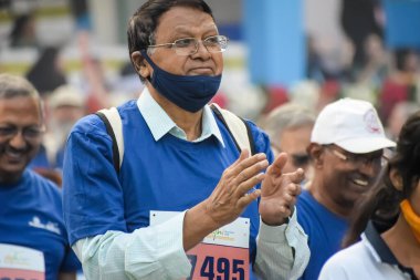 Yeni Delhi, Hindistan - 20 Ekim 2024 - Vedanta Delhi Yarı Maraton yarışına katılan yaşlılar maraton katılımcılarının bitiş çizgisini geçmek üzere oldukları Delhi Yarı Maratonu 2024