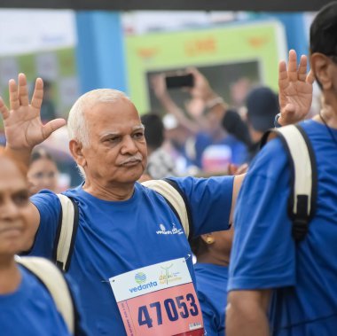 Yeni Delhi, Hindistan - 20 Ekim 2024 - Vedanta Delhi Yarı Maraton yarışına katılan yaşlılar maraton katılımcılarının bitiş çizgisini geçmek üzere oldukları Delhi Yarı Maratonu 2024