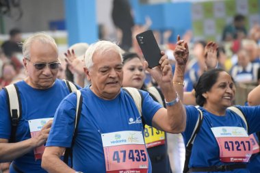 Yeni Delhi, Hindistan - 20 Ekim 2024 - Vedanta Delhi Yarı Maraton yarışına katılan yaşlılar maraton katılımcılarının bitiş çizgisini geçmek üzere oldukları Delhi Yarı Maratonu 2024