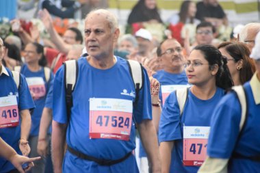 Yeni Delhi, Hindistan - 20 Ekim 2024 - Vedanta Delhi Yarı Maraton yarışına katılan yaşlılar maraton katılımcılarının bitiş çizgisini geçmek üzere oldukları Delhi Yarı Maratonu 2024