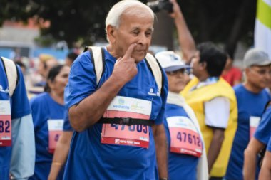 Yeni Delhi, Hindistan - 20 Ekim 2024 - Vedanta Delhi Yarı Maraton yarışına katılan yaşlılar maraton katılımcılarının bitiş çizgisini geçmek üzere oldukları Delhi Yarı Maratonu 2024