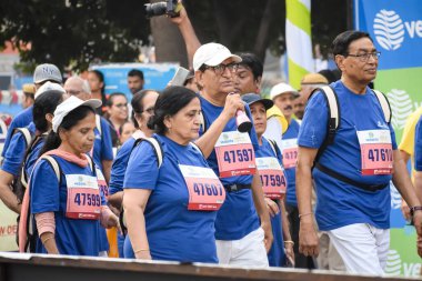 Yeni Delhi, Hindistan - 20 Ekim 2024 - Vedanta Delhi Yarı Maraton yarışına katılan yaşlılar maraton katılımcılarının bitiş çizgisini geçmek üzere oldukları Delhi Yarı Maratonu 2024