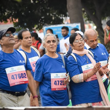 Yeni Delhi, Hindistan - 20 Ekim 2024 - Vedanta Delhi Yarı Maraton yarışına katılan yaşlılar maraton katılımcılarının bitiş çizgisini geçmek üzere oldukları Delhi Yarı Maratonu 2024