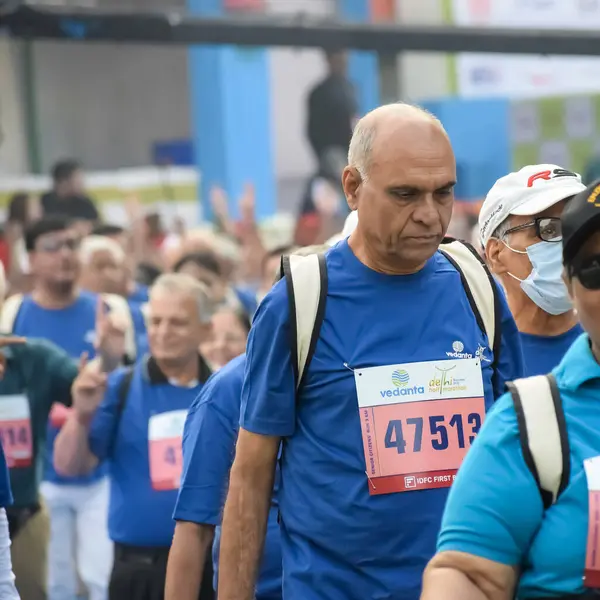 Yeni Delhi, Hindistan - 20 Ekim 2024 - Vedanta Delhi Yarı Maraton yarışına katılan yaşlılar maraton katılımcılarının bitiş çizgisini geçmek üzere oldukları Delhi Yarı Maratonu 2024