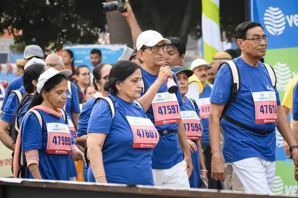 Yeni Delhi, Hindistan - 20 Ekim 2024 - Vedanta Delhi Yarı Maraton yarışına katılan yaşlılar maraton katılımcılarının bitiş çizgisini geçmek üzere oldukları Delhi Yarı Maratonu 2024