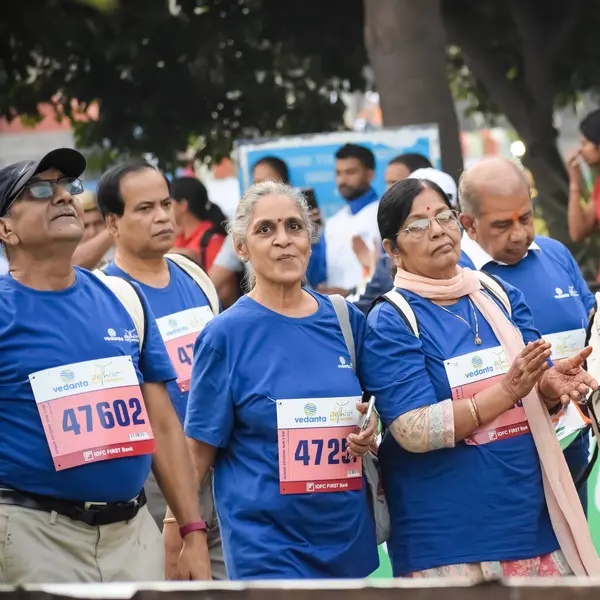 Yeni Delhi, Hindistan - 20 Ekim 2024 - Vedanta Delhi Yarı Maraton yarışına katılan yaşlılar maraton katılımcılarının bitiş çizgisini geçmek üzere oldukları Delhi Yarı Maratonu 2024