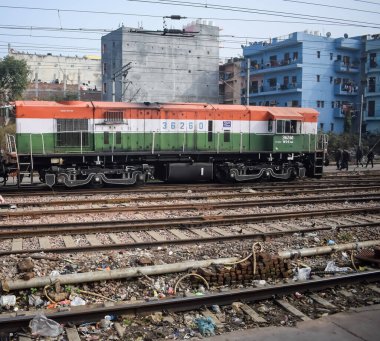 Delhi, Hindistan, 31 Aralık 2024 - Anand Vihar tren istasyonunda gündüz vakti elektrikli lokomotif motoru, Ekspres tren lokomotif motoru
