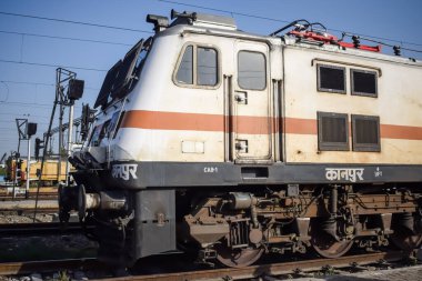 Delhi, Hindistan, 31 Aralık 2024 - Anand Vihar tren istasyonunda gündüz vakti elektrikli lokomotif motoru, Ekspres tren lokomotif motoru