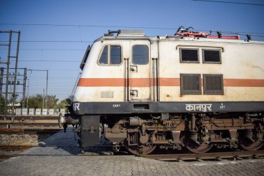 Delhi, Hindistan, 31 Aralık 2024 - Anand Vihar tren istasyonunda gündüz vakti elektrikli lokomotif motoru, Ekspres tren lokomotif motoru