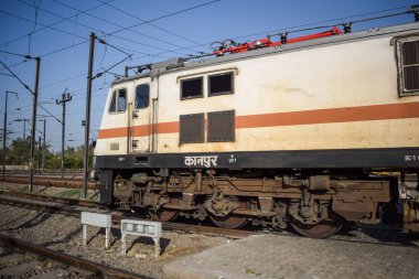 Delhi, Hindistan, 31 Aralık 2024 - Anand Vihar tren istasyonunda gündüz vakti elektrikli lokomotif motoru, Ekspres tren lokomotif motoru