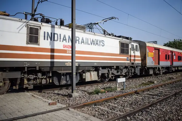 Delhi, Hindistan, 31 Aralık 2024 - Anand Vihar tren istasyonunda gündüz vakti elektrikli lokomotif motoru, Ekspres tren lokomotif motoru