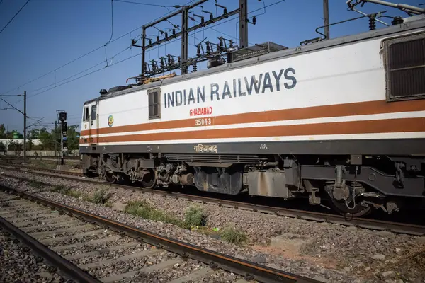 Delhi, Hindistan, 31 Aralık 2024 - Anand Vihar tren istasyonunda gündüz vakti elektrikli lokomotif motoru, Ekspres tren lokomotif motoru