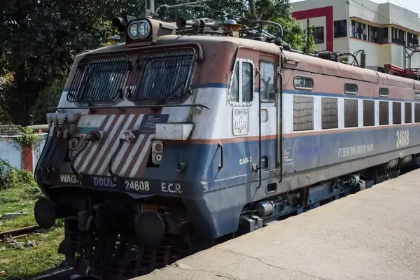 Delhi, Hindistan, 31 Aralık 2024 - Anand Vihar tren istasyonunda gündüz vakti elektrikli lokomotif motoru, Ekspres tren lokomotif motoru