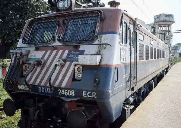Delhi, Hindistan, 31 Aralık 2024 - Anand Vihar tren istasyonunda gündüz vakti elektrikli lokomotif motoru, Ekspres tren lokomotif motoru