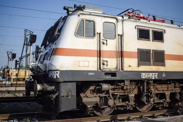 Delhi, Hindistan, 31 Aralık 2024 - Anand Vihar tren istasyonunda gündüz vakti elektrikli lokomotif motoru, Ekspres tren lokomotif motoru