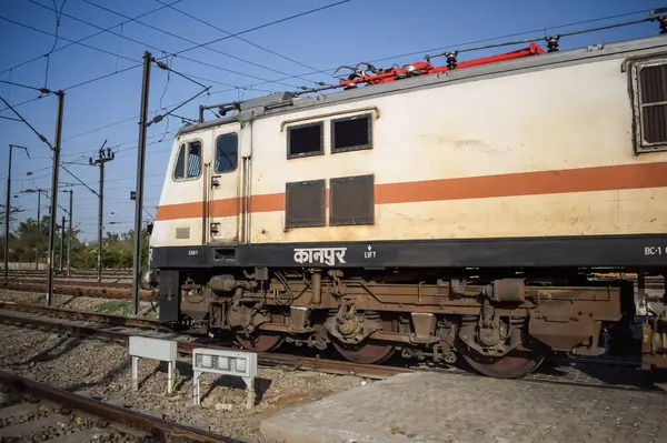 Delhi, Hindistan, 31 Aralık 2024 - Anand Vihar tren istasyonunda gündüz vakti elektrikli lokomotif motoru, Ekspres tren lokomotif motoru
