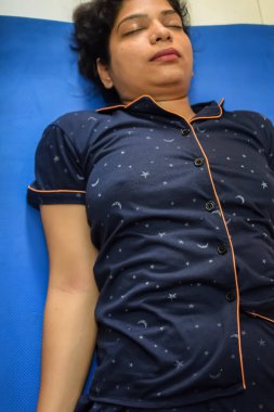 Evde yoga yapan genç Hintli bir kadın çevrimiçi yoga seansında güzel bir kız temel yoga pozisyonunda Asyalı bir kadın kapalı alanda yoga yapıyor.