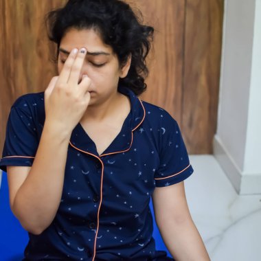 Evde yoga yapan genç Hintli bir kadın çevrimiçi yoga seansında güzel bir kız temel yoga pozisyonunda Asyalı bir kadın kapalı alanda yoga yapıyor.