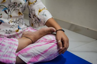 Evde yoga yapan genç Hintli bir kadın çevrimiçi yoga seansında güzel bir kız temel yoga pozisyonunda Asyalı bir kadın kapalı alanda yoga yapıyor.