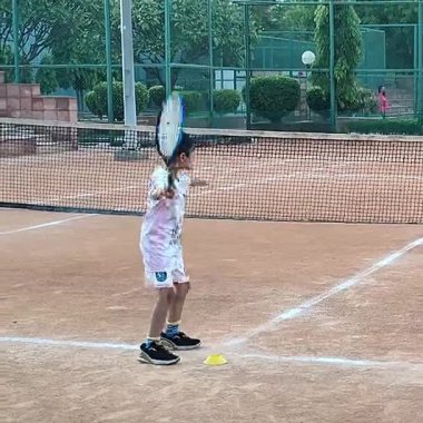 Delhi, Hindistan, 17 Şubat 2025 - Maha Open için kil tenis kortunda antrenörlük yapan genç tenisçiler, yaklaşan turnuva için küçük tenis oyuncuları antrenman yapıyor