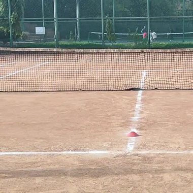 Delhi, Hindistan, 17 Şubat 2025 - Maha Open için kil tenis kortunda antrenörlük yapan genç tenisçiler, yaklaşan turnuva için küçük tenis oyuncuları antrenman yapıyor