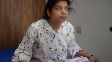 Evde yoga yapan genç Hintli bir kadın çevrimiçi yoga seansında güzel bir kız temel yoga pozisyonunda Asyalı bir kadın kapalı alanda yoga yapıyor. 