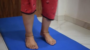 Evde yoga yapan genç Hintli bir kadın çevrimiçi yoga seansında güzel bir kız temel yoga pozisyonunda Asyalı bir kadın kapalı alanda yoga yapıyor. 