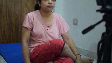 Evde yoga yapan genç Hintli bir kadın çevrimiçi yoga seansında güzel bir kız temel yoga pozisyonunda Asyalı bir kadın kapalı alanda yoga yapıyor. 