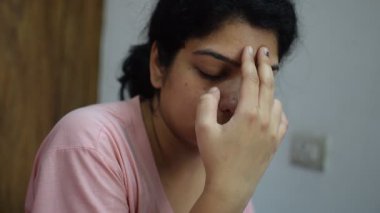 Evde yoga yapan genç Hintli bir kadın çevrimiçi yoga seansında güzel bir kız temel yoga pozisyonunda Asyalı bir kadın kapalı alanda yoga yapıyor. 