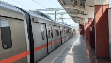 Yeni Delhi, Hindistan, 12 Ağustos 2024 - Delhi treni Yeni Delhi, Hindistan, Asya 'daki Jhandewalan metro istasyonuna varıyor.