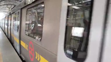 Yeni Delhi, Hindistan, 12 Ağustos 2024 - Delhi treni Yeni Delhi, Hindistan, Asya 'daki Jhandewalan metro istasyonuna varıyor.