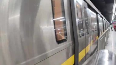 Yeni Delhi, Hindistan, 12 Ağustos 2024 - Delhi treni Yeni Delhi, Hindistan, Asya 'daki Jhandewalan metro istasyonuna varıyor.