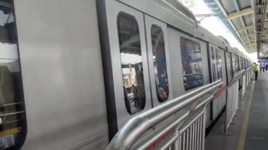 Yeni Delhi, Hindistan, 12 Ağustos 2024 - Delhi treni Yeni Delhi, Hindistan, Asya 'daki Jhandewalan metro istasyonuna varıyor.