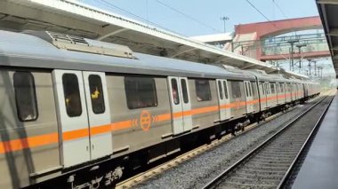 Yeni Delhi, Hindistan, 12 Ağustos 2024 - Delhi treni Yeni Delhi, Hindistan, Asya 'daki Jhandewalan metro istasyonuna varıyor.