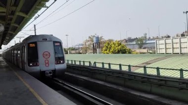 Yeni Delhi, Hindistan, 12 Ağustos 2024 - Delhi treni Yeni Delhi, Hindistan, Asya 'daki Jhandewalan metro istasyonuna varıyor.