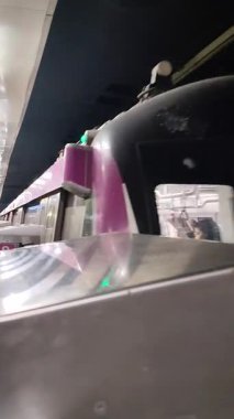 Yeni Delhi, Hindistan, 12 Ağustos 2024 - Delhi treni Yeni Delhi, Hindistan, Asya 'daki Jhandewalan metro istasyonuna varıyor.