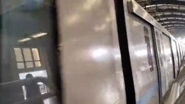 Yeni Delhi, Hindistan, 12 Ağustos 2024 - Delhi treni Yeni Delhi, Hindistan, Asya 'daki Jhandewalan metro istasyonuna varıyor.