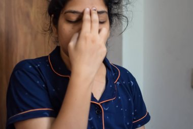 Evde yoga yapan genç Hintli bir kadın çevrimiçi yoga seansında güzel bir kız temel yoga pozisyonunda Asyalı bir kadın kapalı alanda yoga yapıyor.