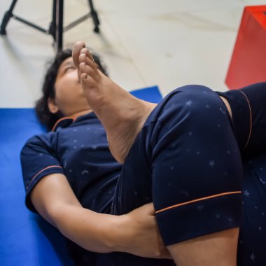 Evde yoga yapan genç Hintli bir kadın çevrimiçi yoga seansında güzel bir kız temel yoga pozisyonunda Asyalı bir kadın kapalı alanda yoga yapıyor.