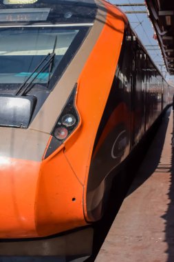 Varanasi, Hindistan, 24 Mart 2025 - Varanasi tren istasyonundan Delhi 'ye giden Vande Bharat Ekspres treni, Hindistan' ın en hızlı treni