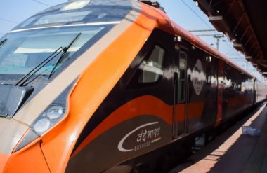 Varanasi, Hindistan, 24 Mart 2025 - Varanasi tren istasyonundan Delhi 'ye giden Vande Bharat Ekspres treni, Hindistan' ın en hızlı treni